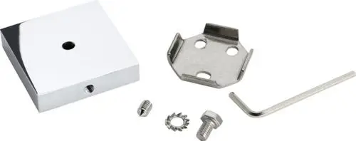 Befestigungsset mit quadratischer Platte, Metallklammer, Schrauben und Inbusschlüssel. Hergestellt von Ideal Standard zur Montage einer Glasablage.